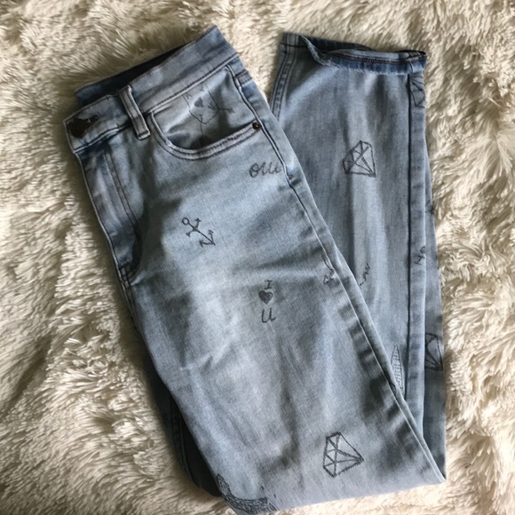 ⭐️ UO BDG Print High Waisted Mom Jeans - Picture 1 of 4